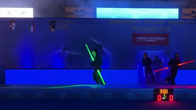 Atleti con spade luminose davanti alla pedana degli Assoluti di scherma di Piacenza 2025, da riprese personali